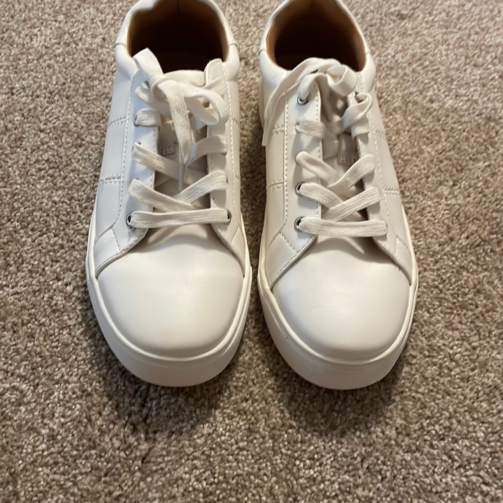 White tennis shoes